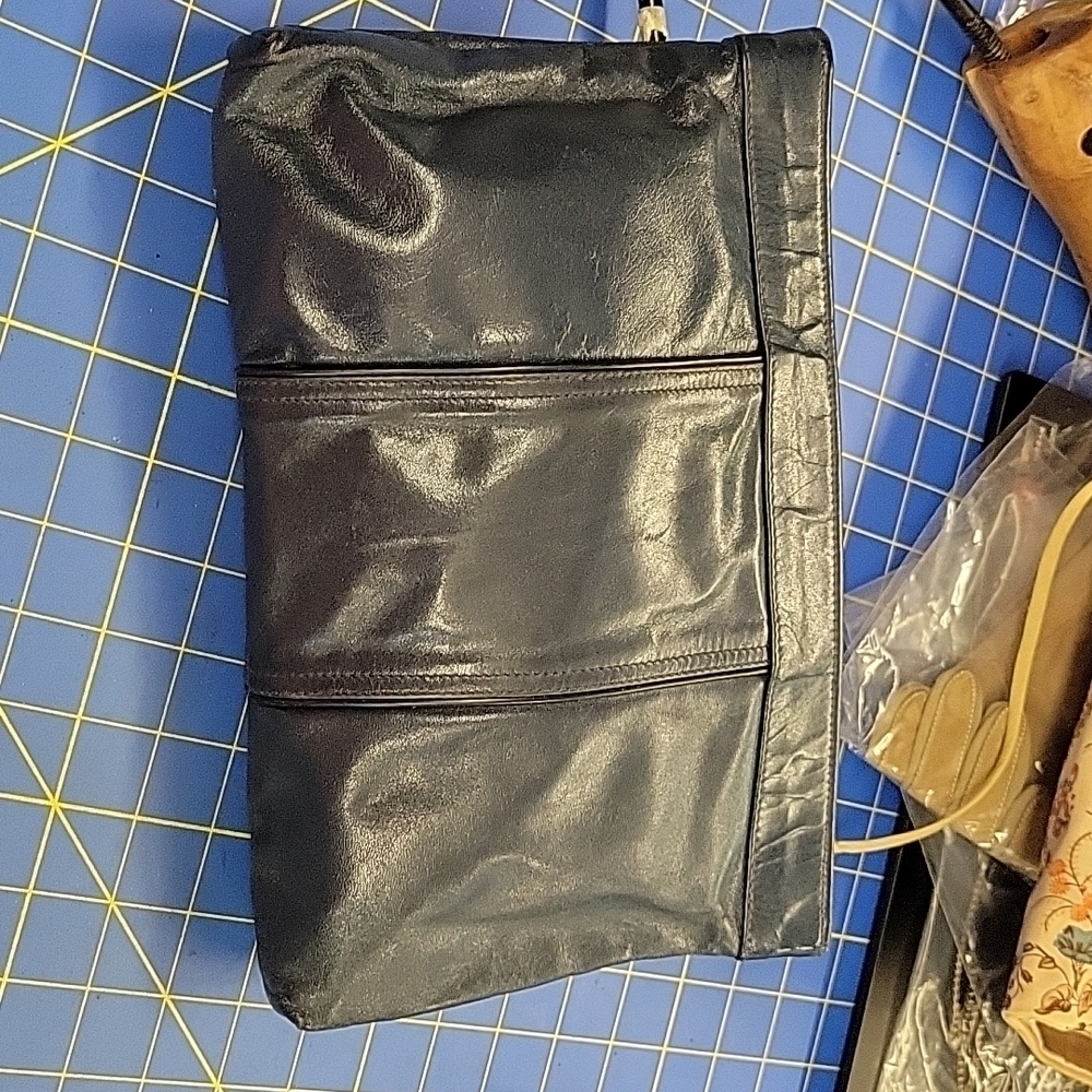 Dove Vintage Zipper Clutch Purse Dark Blue Leather 13 x 7 x 1